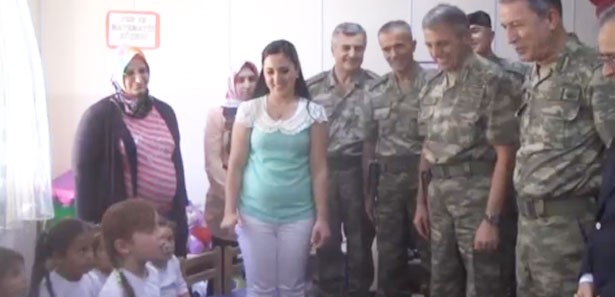 Suriyeli kız komutanı İstiklal Marşı'yla karşıladı
