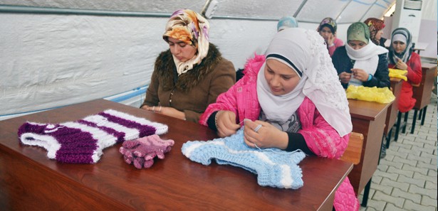 Suriyeliler el işi kurslarıyla hayata tutunuyor 