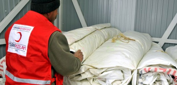 Türk Kızılayı'ndan Suriye'ye yardımlar sürüyor
