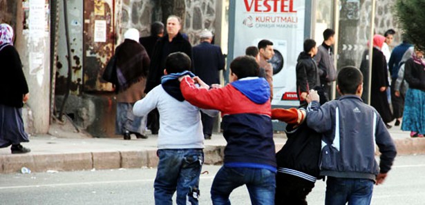 Taş atan çocukları abisi tokatladı!