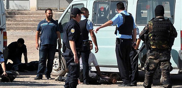 Takma diş uçağa rötar yaptırdı