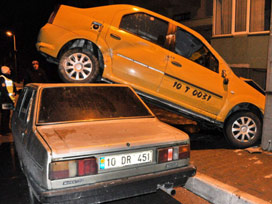 Taksi park halindeki aracın üstüne çıktı