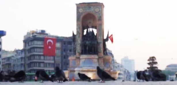 Taksim Meydanı kuşlara ve polislere emanet