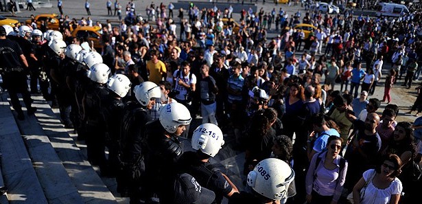 Taksim'de arbede: 13 gözaltı 