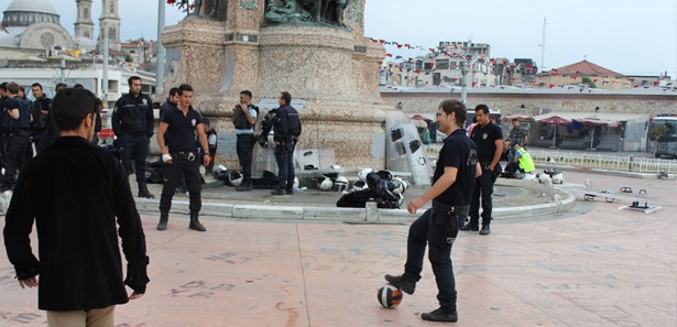 Taksim'de eylemciler polisle top oynadı