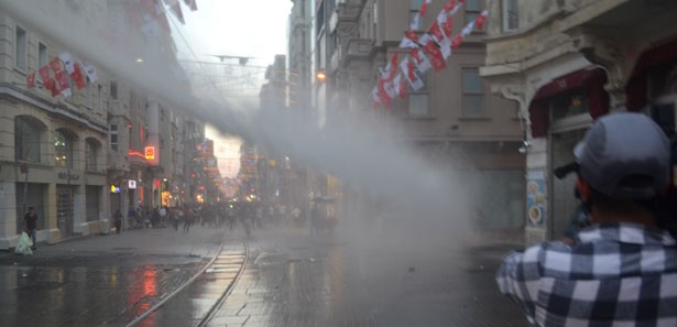 Taksim'deki olaylar esnafa kepenk kapattırdı 