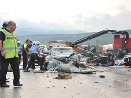 Tanker otomobille çarpıştı: 2 ölü 