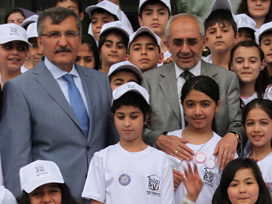 Tarihi dizilerden değil kitaplardan öğrenmeli