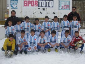 Taş atan çocuklar bu sefer gol atacak! 