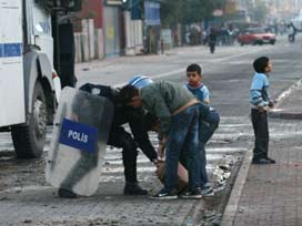 Taşları çocuklarla birlikte topladılar 