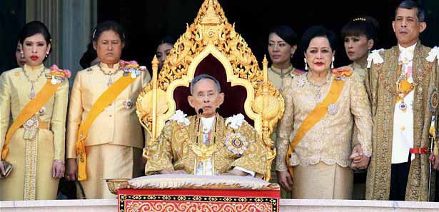 Tayland kralı 85. yaşını coşkuyla kutladı 