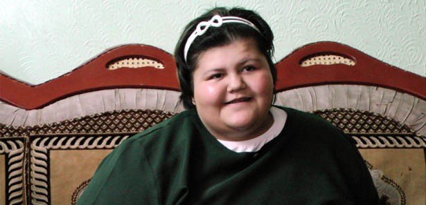 Tedavi olamayan Gazzeli kız 127 kilo oldu 