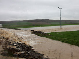 Tekirdağ-Hayrabolu çevre yolunu su bastı 