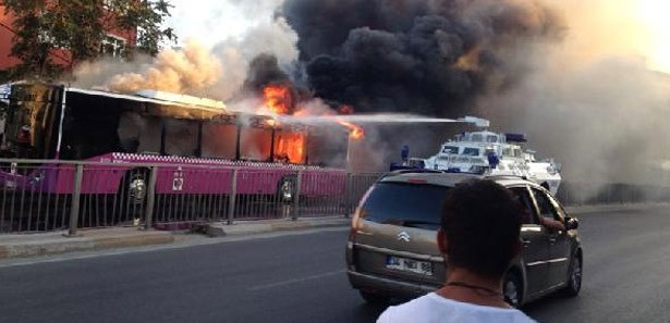 Terör örgütü yandaşları otobüsü ateşe verdi 
