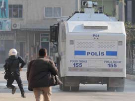 Terör yandaşlarının gösterisine polis karşı çıktı 