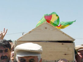 Terörist cenazesinde Öcalan posteri 