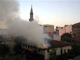 Trabzon'da tarihi cami ve Kur'an Kurusu'na yangın 