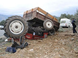 Traktörle kamyonet çarpıştı: 1 ölü 