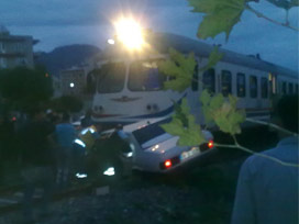 Tren otomobille çarpıştı