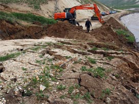 Tunceli-Elazığ karayolunda toprak kayması