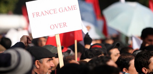 Tunus'taki gösterilerde Fransız bayrağı yakıldı 
