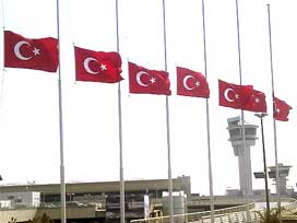 Türk bayrakları Japonya için yarı indirildi 