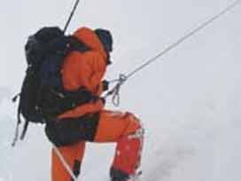 Türk dağcı zirveden düşerek öldü 