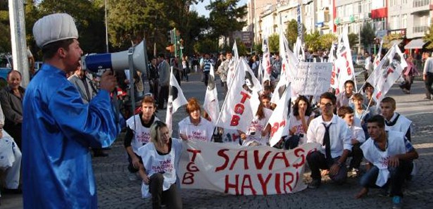 Uşak'ta CHP'ye protesto 