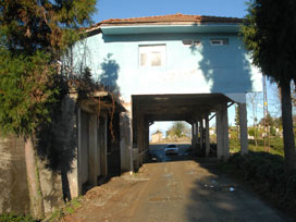 Üstü bina, altı köy yolu