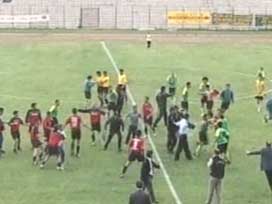 VİDEO Futbol maçında taraftarlar çatıştı 
