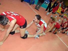 Vakıfbank çeyrek finale yükseldi 