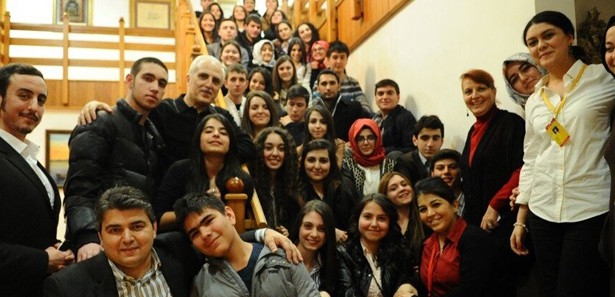 Vali Mutlu Twitter takipçilerini evinde ağırladı