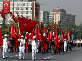 Vatan'da ertelemeli resmi geçit töreni