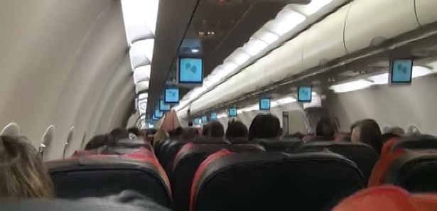 Yıldırım isabet eden uçaktaki panik kamerada İZLE 