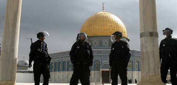 Yüzlerce İsrail polisi Mescid-i Aksa'ya girdi 