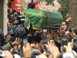 Yaşlı adam cenazeyi kaldıramadı