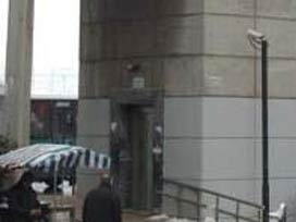 Yaşlı çift asansörde mahsur kaldı