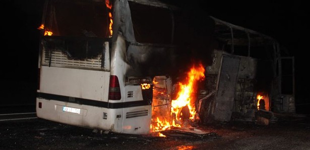 Yol kesen PKK'lılar 2 aracı ateşe verdi 