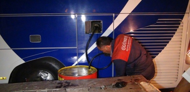 Yolcu dolu otobüsten 600 litre kaçak mazot çıktı