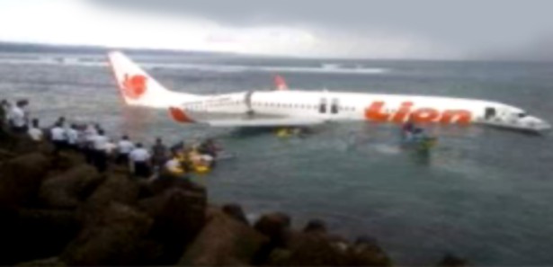 Yolcu uçağı denize düştü 172 yolcu kurtuldu / İZLE 