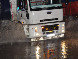 Yozgat’ta sağanak yağış yolları gölete çevirdi 