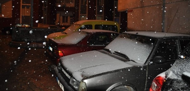 Yozgat'ta kar şehri beyaza bürüdü 