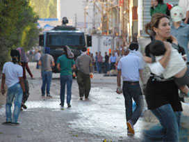 Yüksekova'da izinsiz gösteriye polis müdahalesi