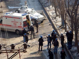Yüksekova'da polisi yerde sürüklediler- 