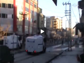 Yüksekova'da protestocu grup olay çıkardı Yüksekova'da protestocu grup olay çıkardı