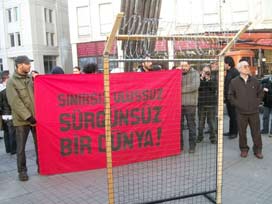 Yunanistan’a 'tel örgülü' protesto 