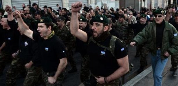 Yunanistan'da asker de sokağa indi 
