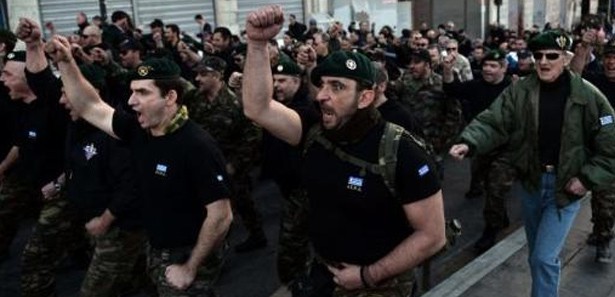 Yunanistan'da asker de sokağa indi