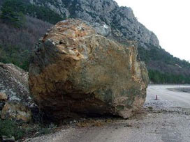 Zonguldak'ta dev kayalar yola devrildi 