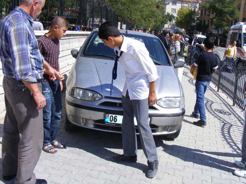 Anne ve öğrenciye öğretmen çarptı Anne ve öğrenciye öğretmen çarptı